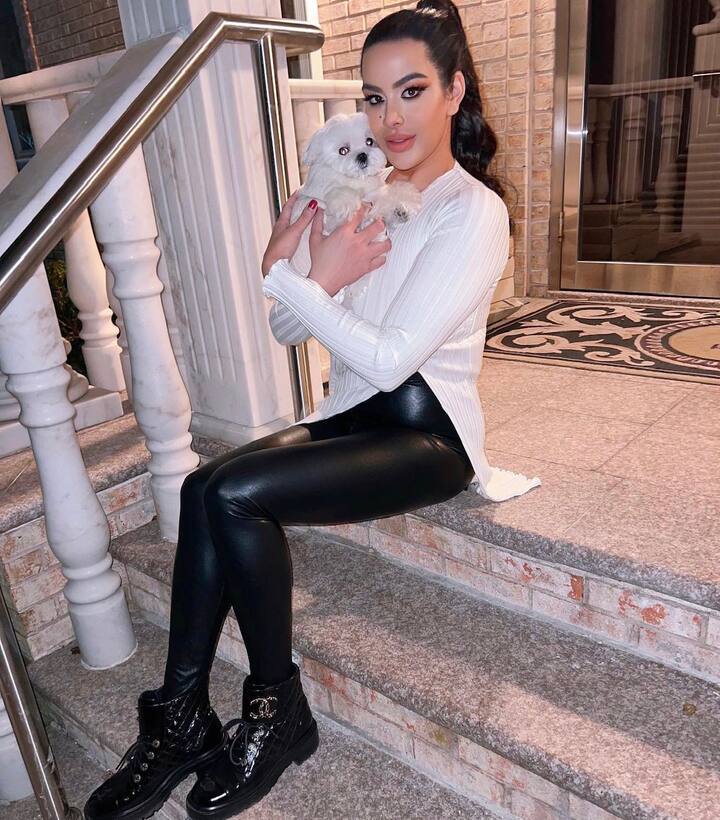 संजय दत्त की पत्नी मान्यता ने भी उनकी इन तस्वीरों पर रिएक्ट किया. उन्होंने कमेंट कर इन्हें सुंदर बताया.