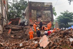 Mumbai Building Collapse: कुर्ला में इमारत गिरने के हादसे में 11 लोगों की मौत, देखें दिल दहलाने वाली तस्वीरें