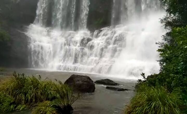 पावसाळा सुरु झाला की पावसाळी पर्यटनासाठी आपसूकच पावले धबधब्यांकडे वळतात.
