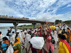 Ashadhi Wari 2022: रिमझिम पाऊस, अभंग अन् लाखो वारकऱ्यांच्या उपस्थितीत माऊलींच्या पादुकांचं निरा स्नान संपन्न, पहा फोटो..