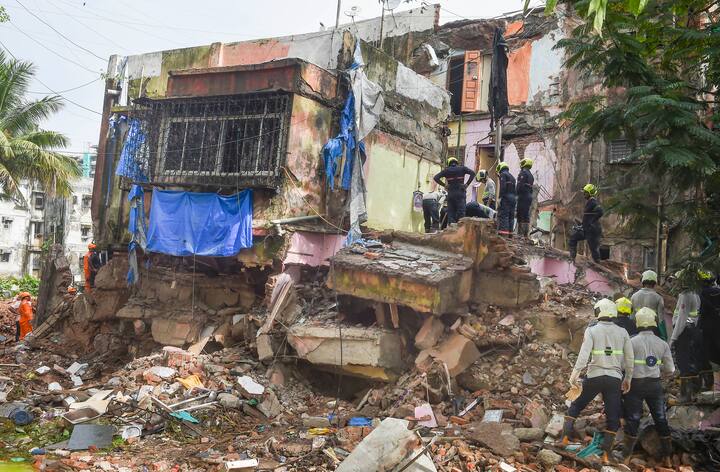 चहल ने बताया कि दमकल विभाग और एनडीआरएफ के दल नगर निकाय के कर्मचारियों और पुलिस के साथ घटनास्थल पर खोज और बचाव अभियान को अंजाम दे रहे हैं. एनडीआरएफ के कमांडेंट अनुपम श्रीवास्तव ने बताया कि उनके दो दल खोज एवं बचाव कार्य में जुटे हैं.