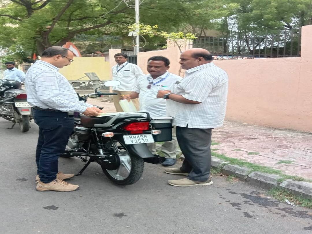 NMC : 73 सफाई कर्मचारी कामावरुन गायब; झोनमधील अस्वच्छतेवरून धरमपेठ झोनच्या स्वच्छता निरीक्षकालाही नोटीस 73 Sweepers go missing from work Notice issued by the corporation NMC : 73 सफाई कर्मचारी कामावरुन गायब; झोनमधील अस्वच्छतेवरून धरमपेठ झोनच्या स्वच्छता निरीक्षकालाही नोटीस