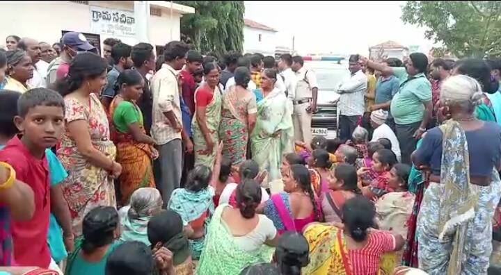 Nizamabad Women blocking police vehicle to investigate the thieves in the village itself Nizamabad News: సుద్దులం గ్రామంలో దొంగలను చాకచక్యంగా పట్టుకున్న గ్రామస్థులు