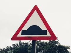 Greater Noida: दोबारा डिजाइन किए जाएंगे ग्रेटर नोएडा के स्पीड ब्रेकर, हादसों की शिकायतों के बाद जागा प्रशासन