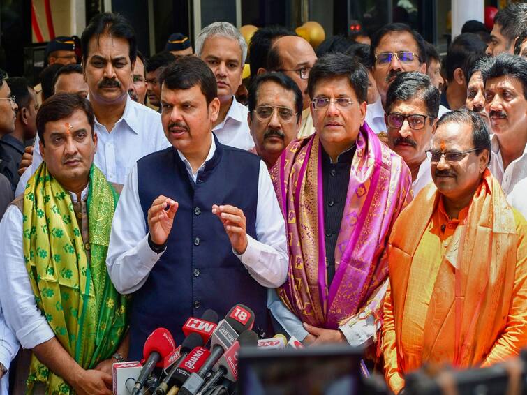 Maharashtra crisis: BJP’s Devendra Fadnavis heads to Delhi to meet Amit Shah amid turmoil in Shiv Sena Maharashtra Political Crisis: ఫడణవీస్‌కు దిల్లీ నుంచి పిలుపు- మహారాష్ట్రను ఇక చక్కబెట్టేస్తారా!