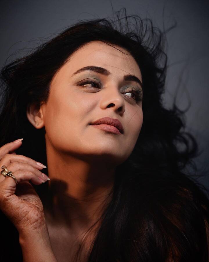 ‘माझी तुझी रेशीम गाठ’ फेम अभिनेत्री प्रार्थना बेहेरे नेहमी तिचे वेगवेगळ्या लूकमधील फोटो चाहत्यांसोबत शेअर करत असते.(Prarthana Behere/Instagram)