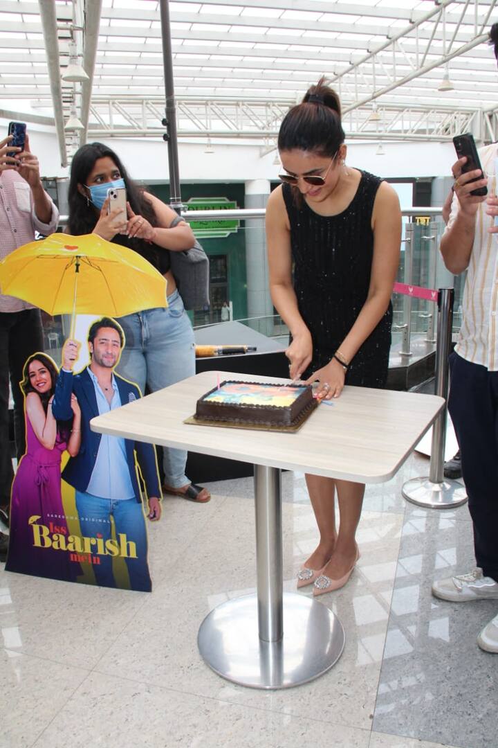 इस दौरान वो अपने गाने बारिश की सक्सेस को सेलिब्रेट करती दिखीं और उनके गाने को प्यार देने के लिए फैंस का शुक्रिया भी अदा किया.