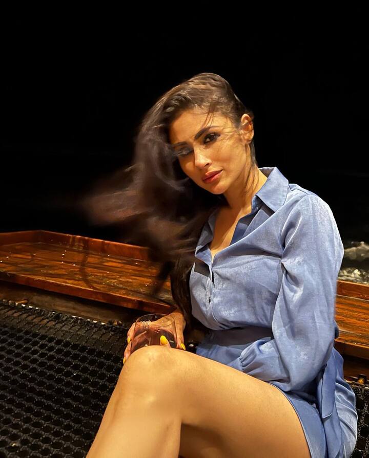 टीवी से लेकर बॉलीवुड तक का सफर तय कर चुकीं मौनी रॉय (Mouni Roy) अपने लुक को लेकर हमेशा सुर्खियों में छाई रहती हैं.