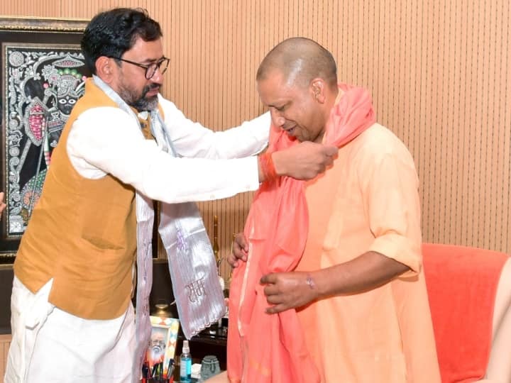 Azamgarh BJP MP Dinesh Lal Yadav Nirahua meet CM Yogi Adityanath at his official residence in Lucknow UP News: आजमगढ़ में जीत के बाद अब CM योगी आदित्यनाथ से मिले निरहुआ, दी ये प्रतिक्रिया