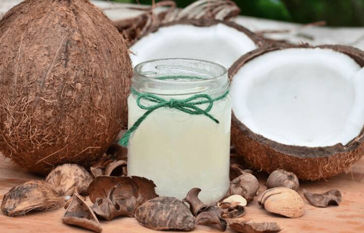 रात में सोने से पहले नियमित रूप से लिप्स पर नारियल तेल लगाएं. इससे फटे लिप्स की परेशानी दूर होगी. (Photo - Freepik)
