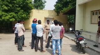 Vadodara : માતાએ પ્રેમી સાથે મળીને 6 વર્ષના માસુમ દીકરાની કરી નાંખી હત્યા, હત્યા પછી લાશ થાંભલા સાથે ઊંધી લટકાવી દીધી 