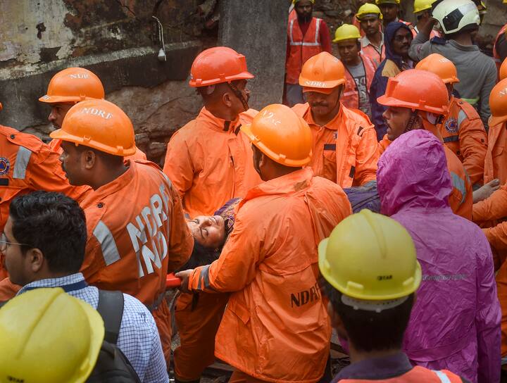 BMC कमिश्नर इकबाल सिंह चहल ने कहा कि मैंने फायर ब्रिगेड और NDRF से अनुरोध किया है कि ऑपरेशन (खोज और बचाव अभियान) सावधानी से करें क्योंकि अंदर कुछ लोग जीवित हो सकते हैं. नगर निकाय मामले की जांच करेगा.