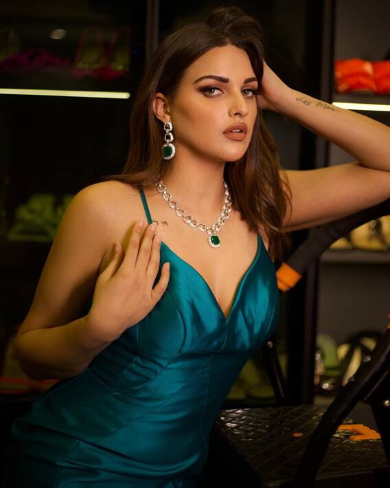 हिमांशी खुरानाचा बोल्ड लूक!