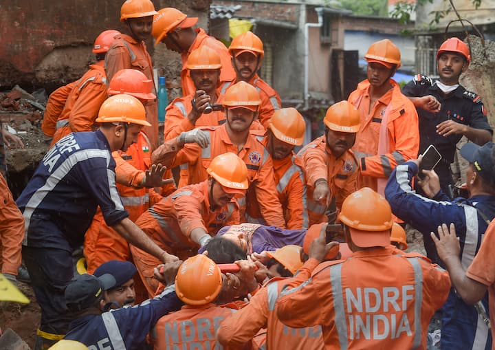 चहल ने बताया कि दमकल कर्मी मलबे में फंसे अन्य लोगों की तलाश के लिए बचाव और तलाश अभियान चला रहे हैं. घटना की सूचना मिलने के बाद दमकल कर्मियों के मौके पर पहुंचने पर स्थानीय लोगों ने उन्हें मलबे में 20 से 22 लोगों के फंसे होने की जानकारी दी. दमकल की करीब 12 गाड़ियों के अलावा, दो बचाव वैन मौके पर तैनात है.
