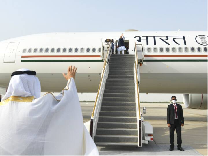 इसके बाद पीएम मोदी संयुक्त अरब अमीरात से भारत के लिए रवाना हो गए. उन्हें राष्ट्रपति शेख एयरपोर्ट पर सी ऑफ करने आए.