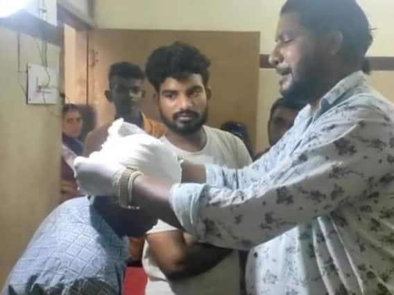 Kota Crime News: आपसी विवाद के बाद पत्नी ने पति के सिर पर कुल्हाड़ी से किया वार, जानें- पूरा मामला Kota Crime News: आपसी विवाद के बाद पत्नी ने पति के सिर पर कुल्हाड़ी से किया वार, जानें- पूरा मामला