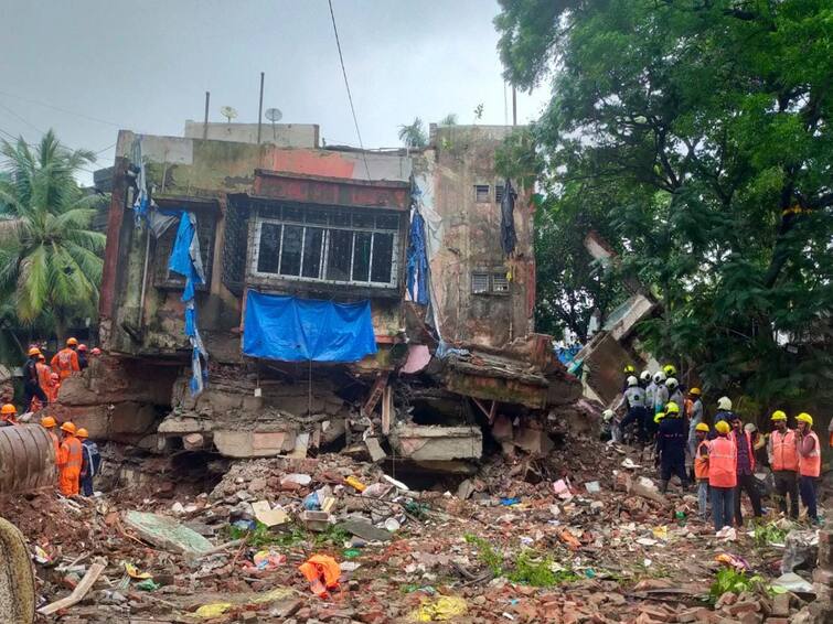 Kurla Building Collapse: Death Toll Rises To 10. Search Operation Underway By NDRF Kurla Building Collapse: కుప్పకూలిన నాలుగు అంతస్తుల భవనం- 11 మంది మృతి