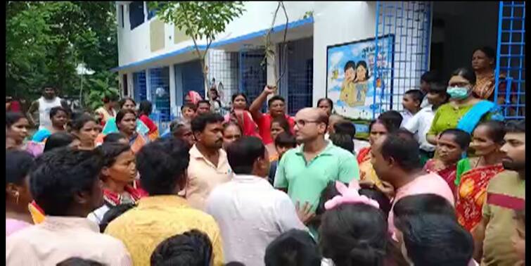 Teachers Transfer Causes Agitation in Bangaon Bangaon News: যেতে নাহি দিব, শিক্ষকের বদলি আটকাতে পথে পড়ুয়ারা