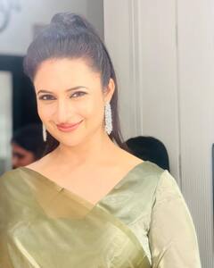 Divyanka Tripathi Pics: मैटेलिक साड़ी पहन कहर ढाती दिखी दिव्यांका त्रिपाठी, खूबसूरत अदाओं ने बनाया फैन्स को दीवाना