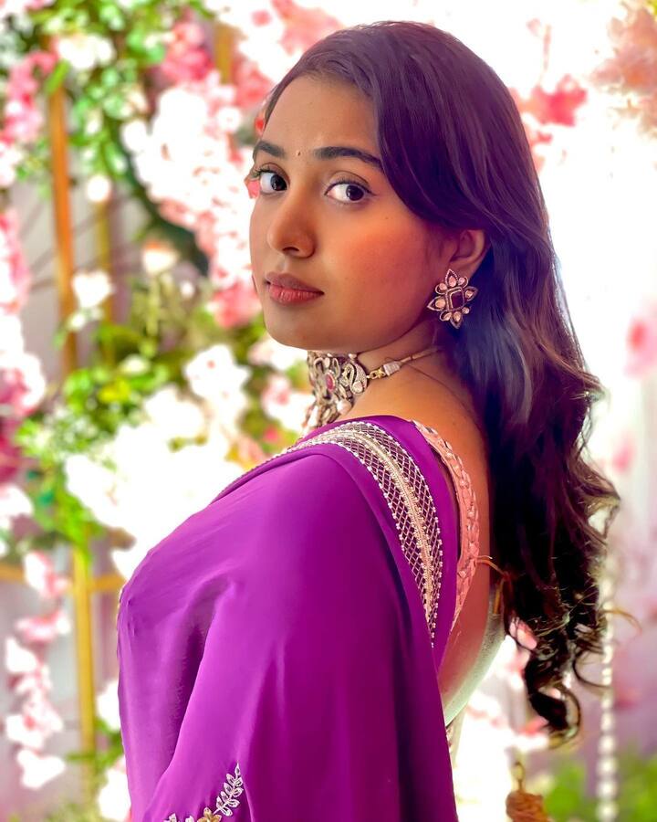 ఈమె ఎంబీబీఎస్ పూర్తి చేసింది. అయినా నాన్నలాగే సినిమాల్లోనే కొనసాగుతోంది.  -Image Credit:Shivathmika Rajasekhar/Instagram