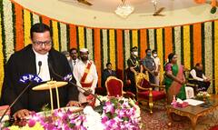 Viral Pic In Telangana : తెలంగాణ హైకోర్టు సీజే ప్రమాణ స్వీకారం సందర్భంగా అరుదైన దృశ్యం