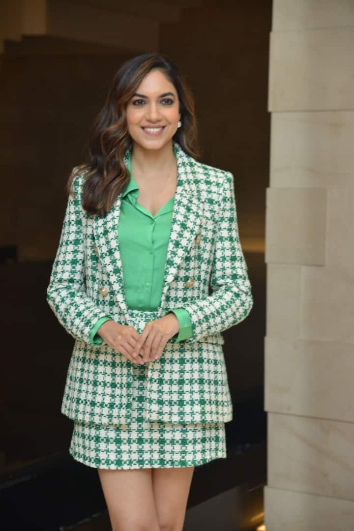 ఎక్కువగా శారీస్ లో కనిపించే రితూ ట్రెండీ వేర్ లో తళుక్కున మెరిసింది
