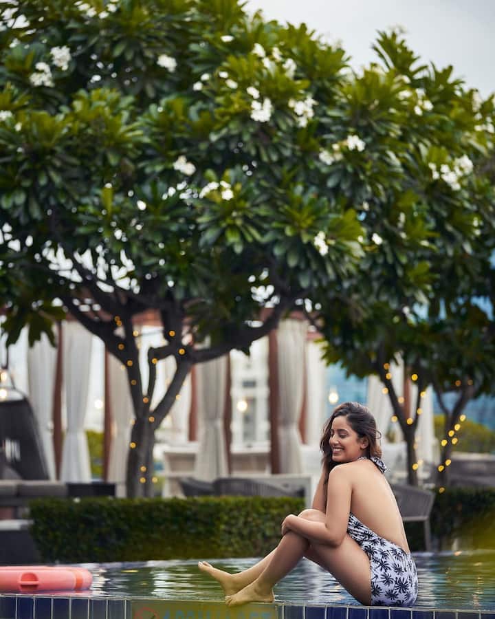 एक बार फिर सृष्टि ने अपने स्टनिंग लुक्स से अपना जलवा बिखेरा है. उन्होंने अपने इंस्टा हैंडल पर अपनी कई हॉट तस्वीरें शेयर की हैं.
