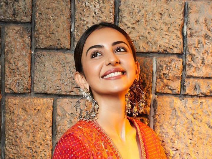 बॉलिवूड आणि साऊथ चित्रपटांमध्ये आपला ठसा उमटवणारी अभिनेत्री रकुल प्रीत सिंग नेहमीच कोणत्या ना कोणत्या कारणाने चर्चेचा भाग असते.(photo:rakulpreet/ig)