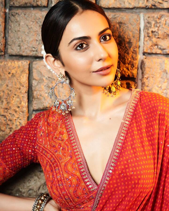 डीप नेक ब्लाऊज, केसात गजरा आणि न्यूडमेकअपसह तिने तिचा हा लूक पूर्ण केला आहे. (photo:rakulpreet/ig)