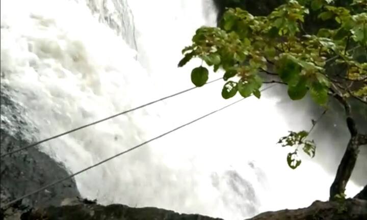 फेसाळणारा धबधब्याखाली आनंद घेण्यासाठी हजारो पर्यटक येथे हजेरी लावतात.