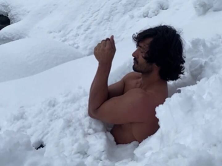 Vidyut Jammwal Pushes His Limits As He Meditates, Covered In Snow Vidyut Jammwal Pushes His Limits As He Meditates, Covered In Snow