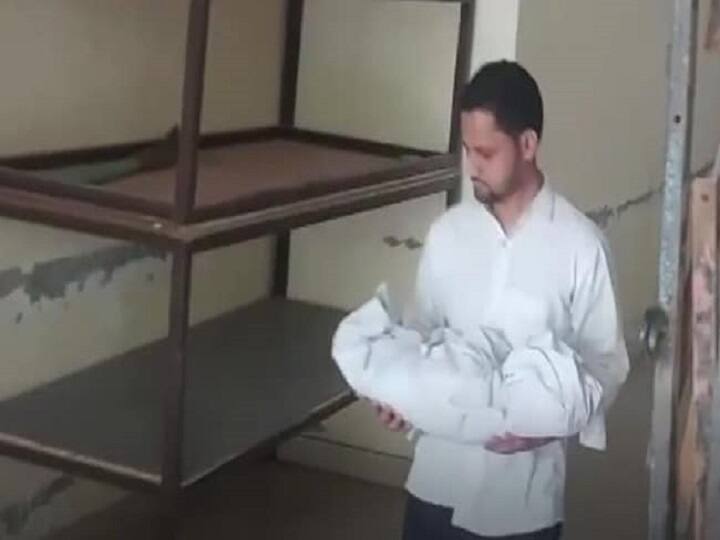 Dogs Take Away Baby From Hospital Bed Maul Him To Death In Panipat படுக்கையில் இருந்த பச்சிளம் குழந்தை...எடுத்து சென்று குதறிய நாய்கள்...தனியார் மருத்துவமனையின் அலட்சியப்போக்கு
