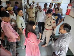 Bundi News: सरकारी अस्पताल में डीएम ने किया मॉक ड्रिल, सेफ्टी यंत्र फेल होने पर कर्मचारियों को लगाई लताड़