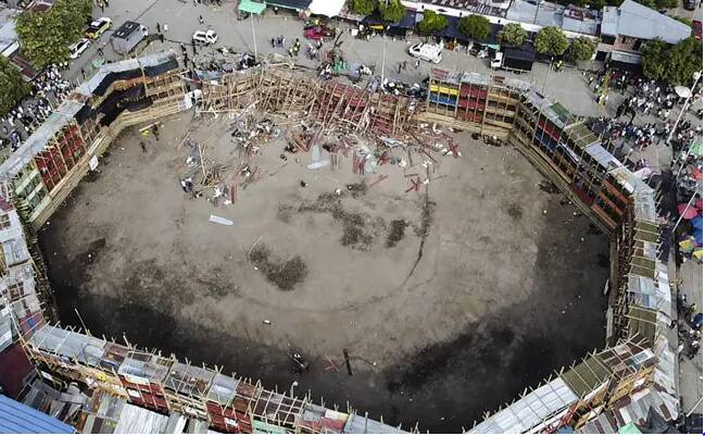 Colombia Bullfight stand collapses during colombia bullfight 4 killed over 300 injured Colombia Bullfight : कोलंबियामध्ये बैलांच्या झुंजीदरम्यान स्टेडियमचा स्टँड कोसळला, 4 जणांचा मृत्यू तर 300 हून अधिक जखमी