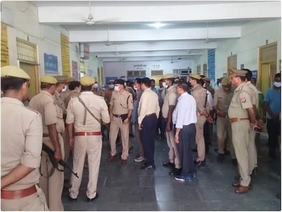 Kanpur News: अनियंत्रित कार की चपेट आने से दारोगा की मौके पर मौत, जानें- कैसे हुआ हादसा Kanpur News: अनियंत्रित कार की चपेट आने से दारोगा की मौके पर मौत, जानें- कैसे हुआ हादसा