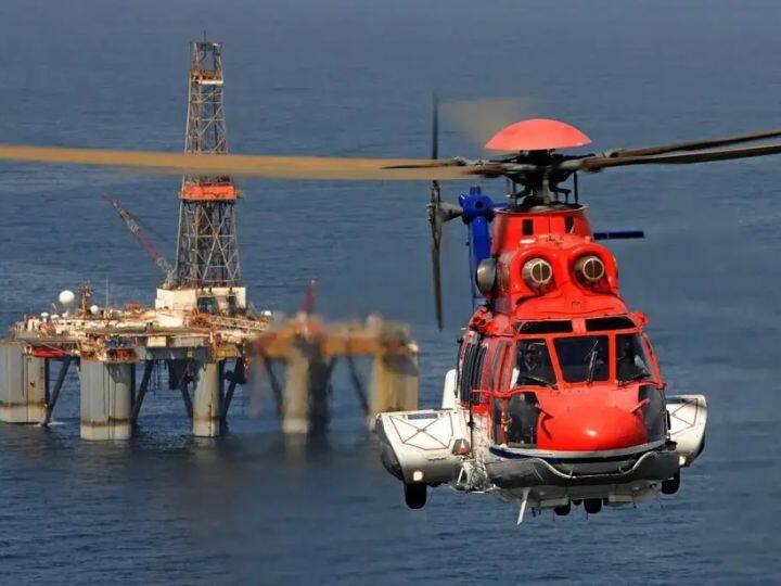 Emergency landing of ONGC helicopter; Success in rescuing 6 out of 9 people, rescue work is underway ONGC Chopper: ओएनजीसीच्या हेलिकॉप्टरची इमर्जन्सी लँडिंग; 9 पैकी 6 जणांना वाचवण्यात यश, बचावकार्य सुरू आहे