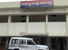 Hapur News: चोरी के शक में युवक की थाने में बेरहमी से पिटाई, छोटे बच्चों संग पति को छोड़ने की गुहार लगाती रही पत्नी