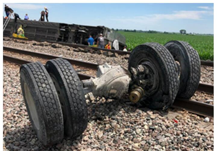 US Train Derail Train derails in Missouri USA US Train Derail: अमेरिका के मिसौरी में पटरी से उतरी ट्रेन, कई लोगों की मौत, 50 से ज्यादा घायल
