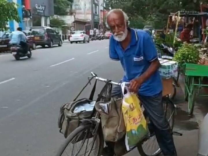 Coimbatore old man cycling with one hand and delivering couriers கையை இழந்தாலும் நம்பிக்கை இழக்காத முதியவர்; ஒற்றை கையுடன் சைக்கிள் ஓட்டி தபால் விநியோகம்