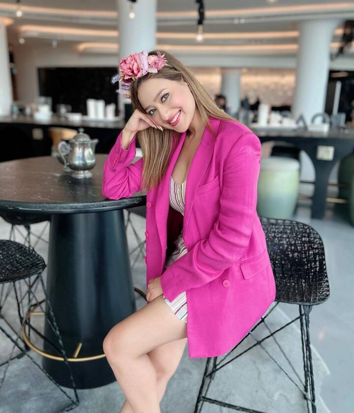 हाल ही में काव्या ने इंस्टाग्राम पर अपनी दो तस्वीरें शेयर की हैं. इस तस्वीरों में मदालसा काफी स्टनिंग दिखाई दे रही हैं.