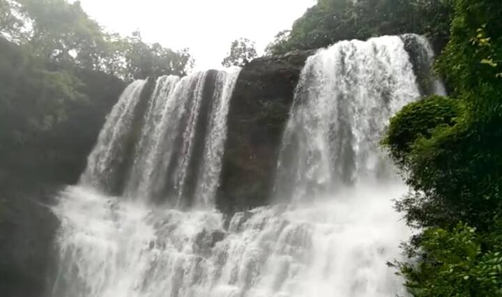 असाच कोकणात राजापूर तालुक्यातील सवतकडा धबधबा ओसंडून वाहू लागला आहे.