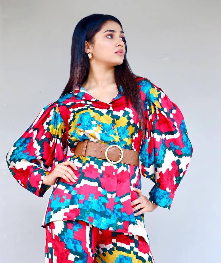 ఈ స్టైల్ ను కృతి శెట్టి పర్ఫెక్ట్ కాదని అంటున్నారు. పర్ఫెక్ట్ గా ఇమ్ పర్ఫెక్ట్ అనేది ఆమె మాట. (Image courtesy - @Krithi Shetty/Instagram)