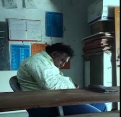 ખેડાઃ ચાલુ ક્લાસે ઊંઘી રહ્યા છે શિક્ષક, બચાવમાં શિક્ષકે શું આપ્યો જવાબ?