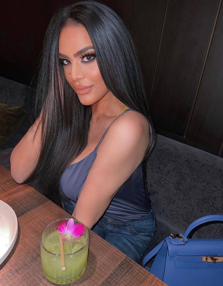 नई तस्वीरों में त्रिशाला एक खूबसूरत लोकेशन पर कैमरों को पोज देती नजर आ रही हैं. चिक ड्रेस में उन्होंने मैचिंग हैंडबैग और हील्स के साथ अपने लुक को कंप्लीट किया.