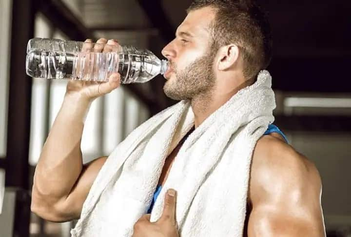 How  much water to drink before during and after working out Fitness  tips:   જિમ કર્યા બાદ તરત પાણી પીવું જોઇએ કે નહિ? આ 5 વાતોનું અવશ્ય રાખો ધ્યાન