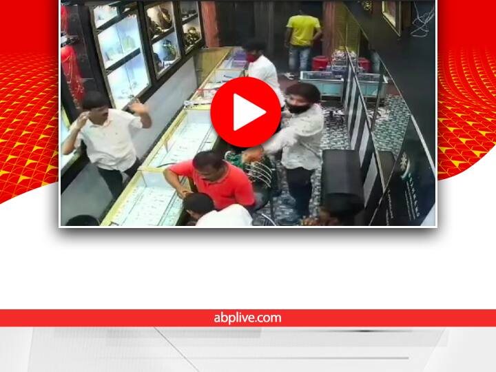 trending video of murder and loot in a jewellery shop of Hajipur in Bihar goes viral Watch : बिहार में लूटपाट के दौरान ज्वेलरी व्यापारी की गोली मारकर हत्या, CCTV कैमरे में कैद हुई पूरी वारदात 