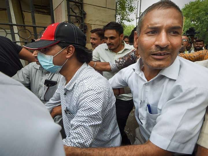 Alt News’ Mohammed Zubair remanded in 4-day police custody mohammed zubair Remand :  జర్నలిస్ట్ జుబేర్‌కు 4 రోజుల పోలీస్ కస్టడీ - అరెస్ట్‌ను ఖండించిన విపక్షాలు !