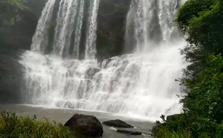 दीडशे ते दोनशे फुटांवरुन कोसळणारा पांढरा शुभ्र धबधबा वर्षा पर्यटनासाठी सज्ज झाला आहे.