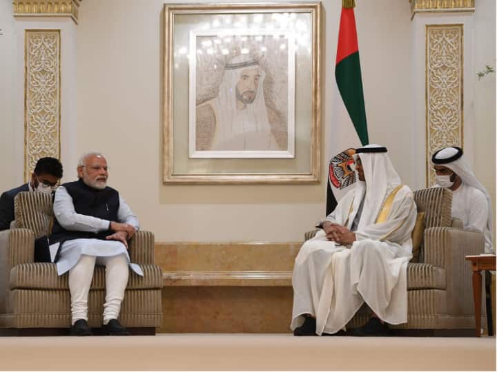 अबू धाबी में पीएम मोदी के पहुंचने पर यूएई के राष्ट्रपति ने उनकी आगवानी की. इसके बाद दोनों समकक्षों ने बैठक की और पूर्व राष्ट्रपति के निधन पर शोक व्यक्त की और संवेदना भी व्यक्त की.