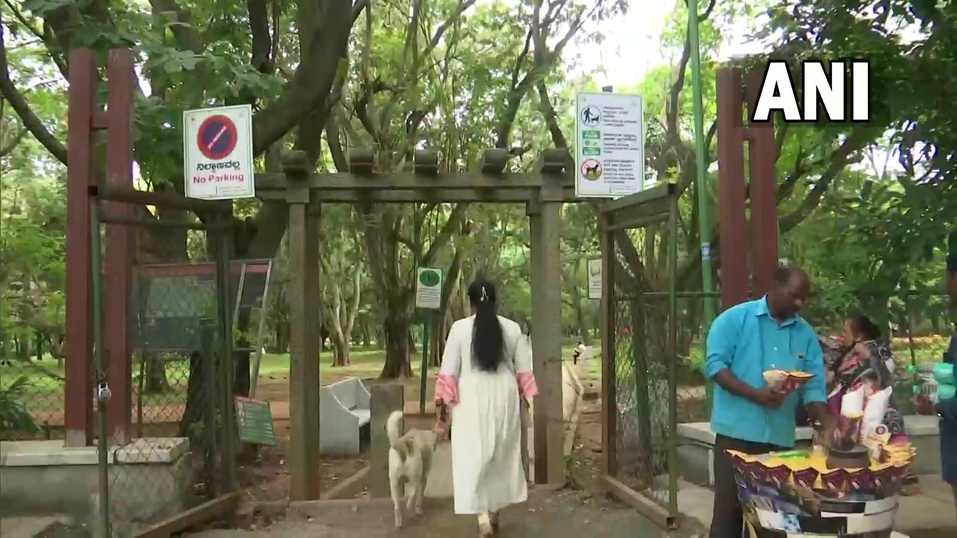 Cubbon Park: பெங்களூரூவில் உள்ள பிரபல பூங்காவில் நாய் அழைத்துவர தடை: விலங்குகள் ஆர்வலர்கள் எதிர்ப்பு!